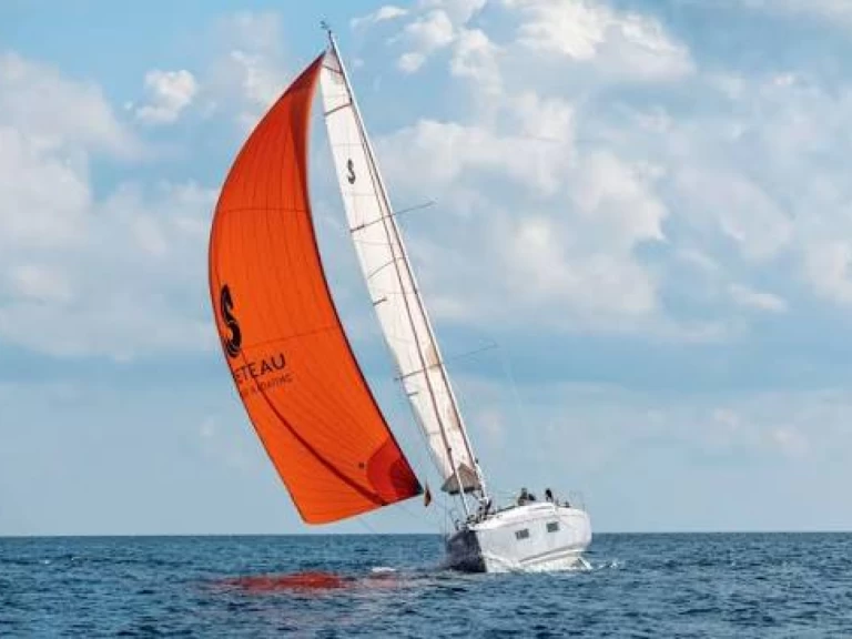 Bénéteau Oceanis 34.1 charter bareboat eller skeppad i Arzon