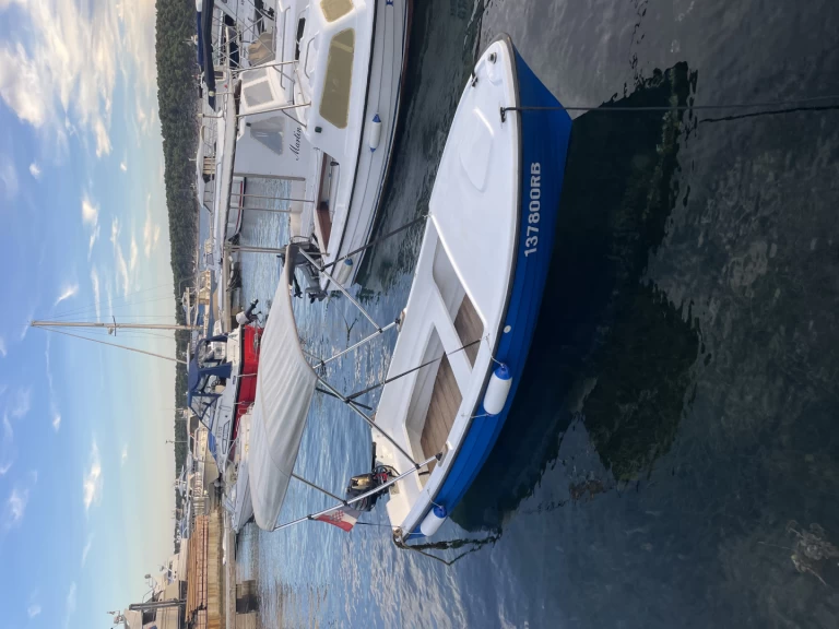 Uthyrning Motorbåt  Pasara med en båtlicens 