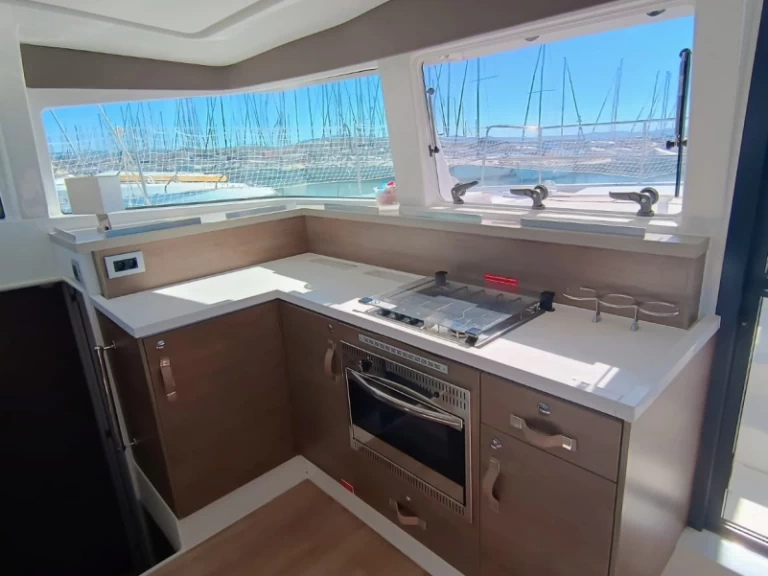 Yacht charter Capo d'Orlando billig Bali 4.2