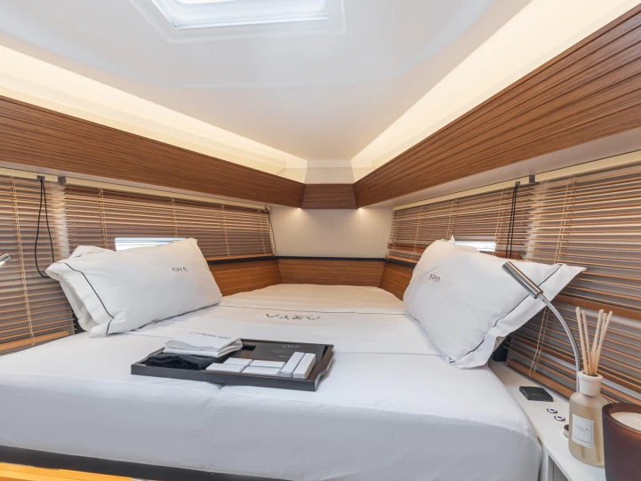 Yacht charter Piraeus billig Italia Yachts 12.98