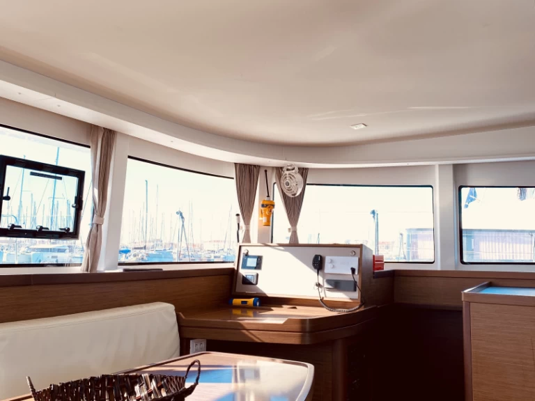 Lagoon Lagoon 42 charter bareboat eller skeppad i Lefkáda