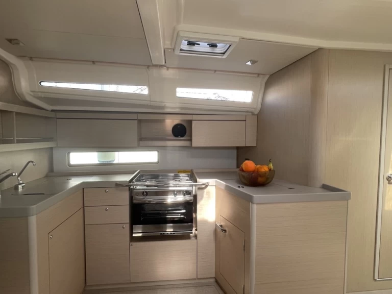 Bénéteau Oceanis 40.1 charter bareboat eller skeppad i Castiglioncello