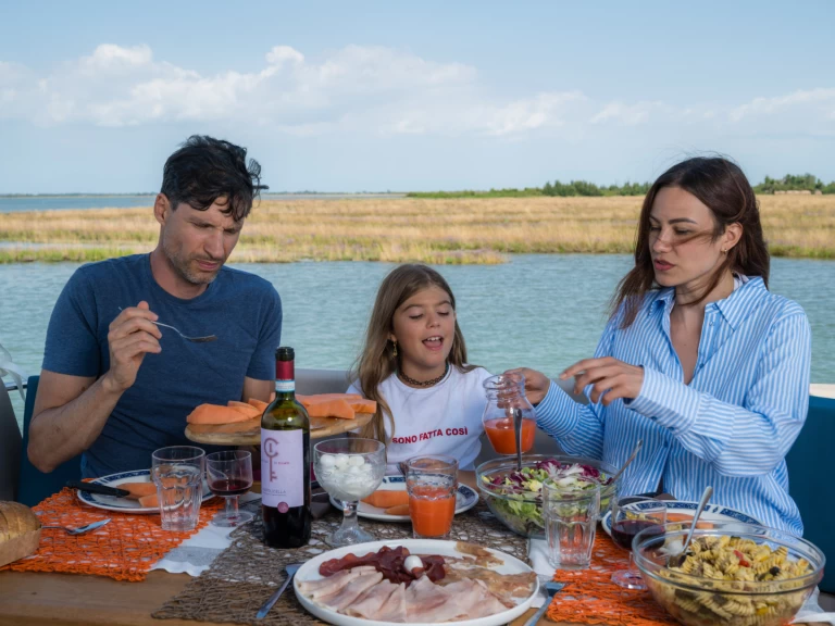 Uthyrning Kanalbåt Balt-Yacht med en båtlicens 