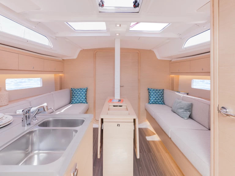 Dufour Dufour 37 charter bareboat eller skeppad i Lefkáda