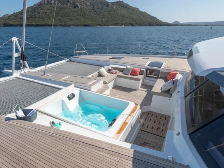 Fountaine Pajot Alegria 67 charter bareboat eller skeppad i Trogir 