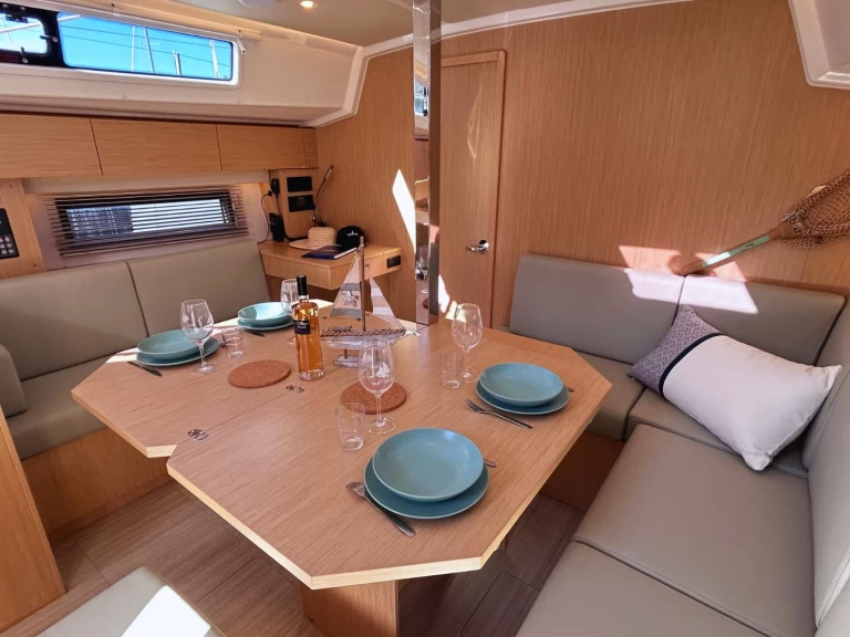 Bavaria Bavaria C42 charter bareboat eller skeppad i Port Grimaud