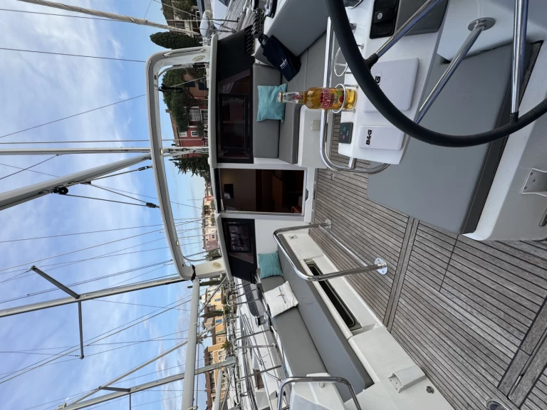 Bénéteau Sense 50 charter bareboat eller skeppad i Port Grimaud
