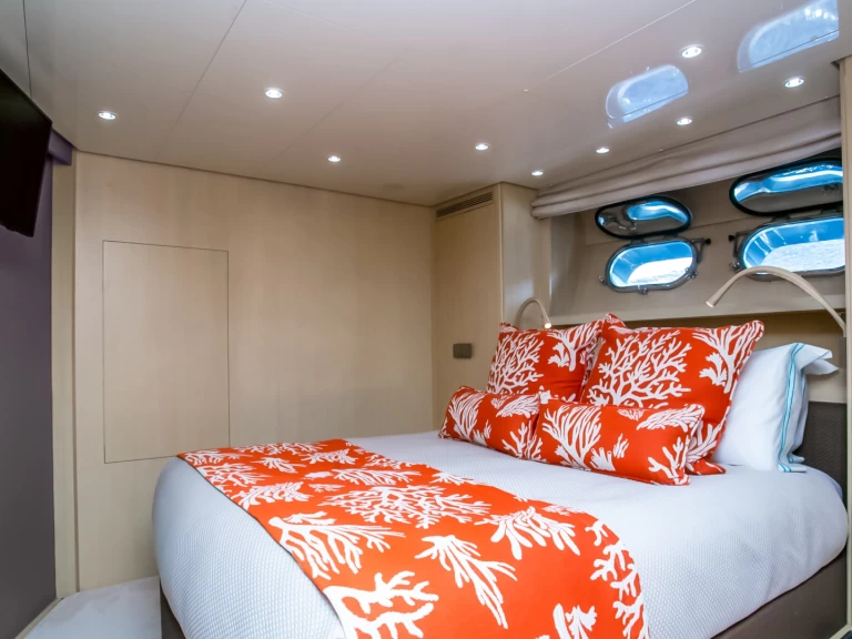 Lyx yacht för uthyrning Órmos Bay till det bästa priset 