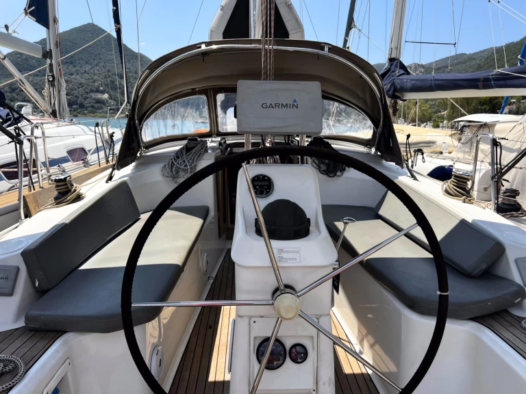 Bavaria Cruiser 33 charter bareboat eller skeppad i Vlycho