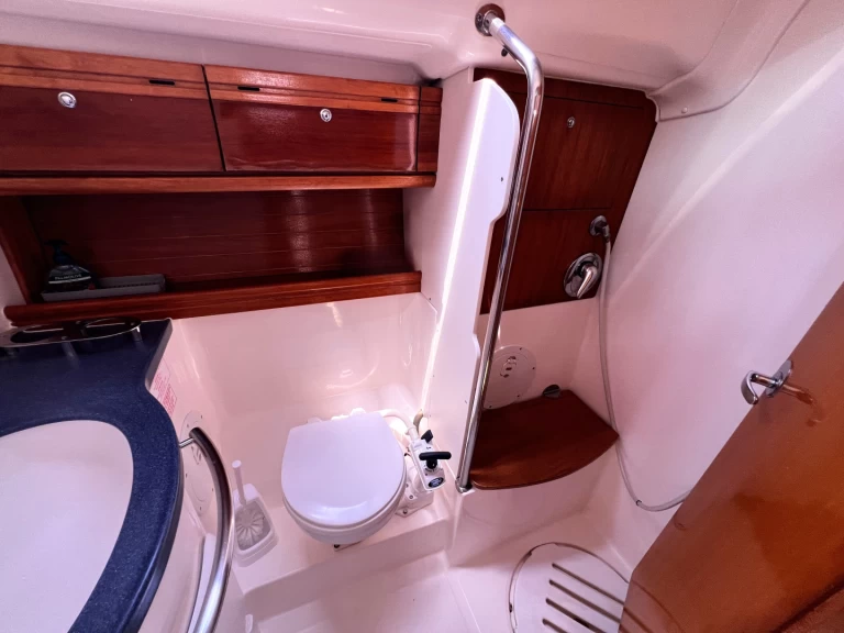 Bavaria Bavaria Cruiser 39 charter bareboat eller skeppad i Vlycho