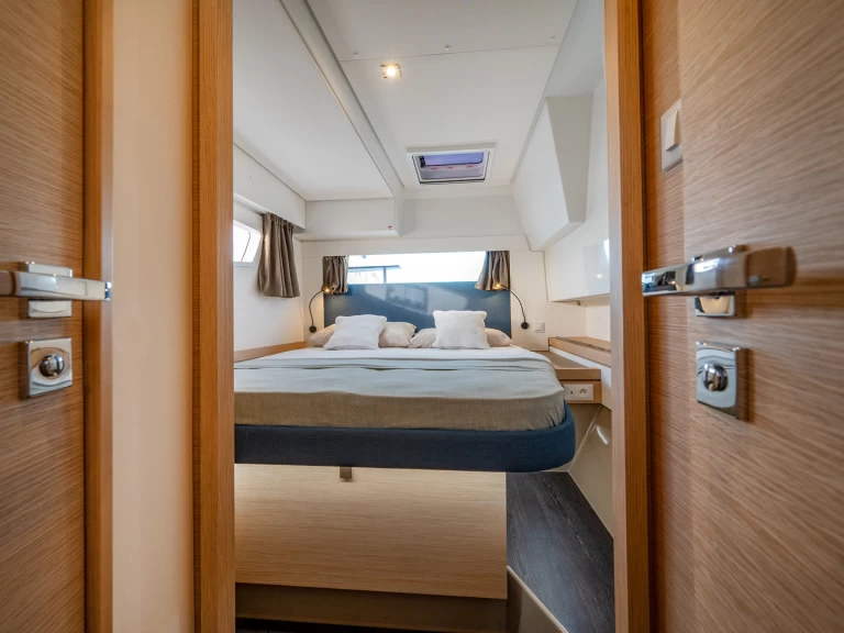 Fountaine Pajot Tanna 47 charter bareboat eller skeppad i Piombino