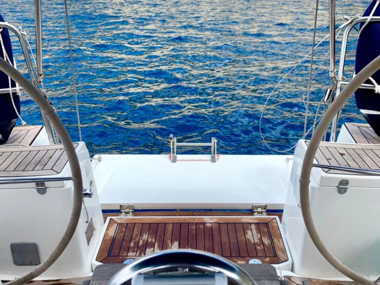 Dufour Dufour 425 charter bareboat eller skeppad i Piombino