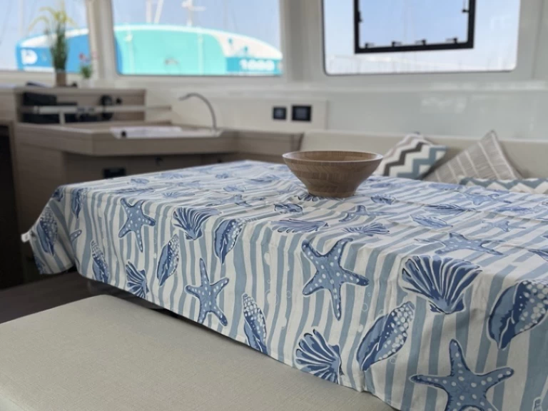 Lagoon Lagoon 46 charter bareboat eller skeppad i Alimos