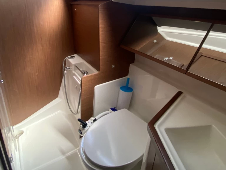 Hyr en Bénéteau Oceanis 40.1 (3 double and 1 bunk beds) Lefkáda 