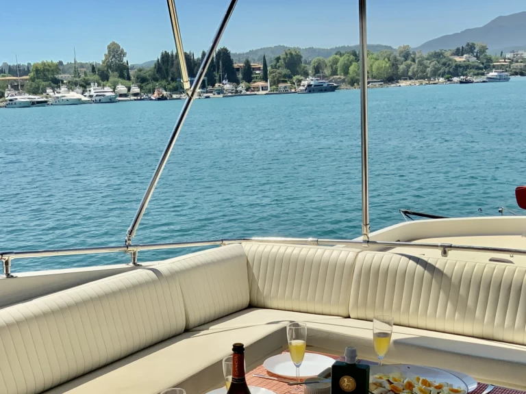 Hyr en  Motor Yacht Gouvia 