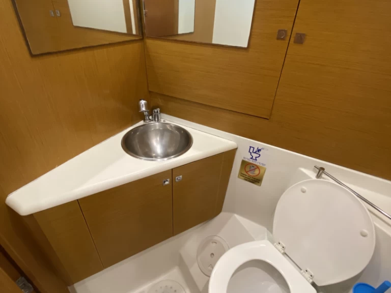 Hyra Segelbåt  med eller utan skeppare Jeanneau Alimos 