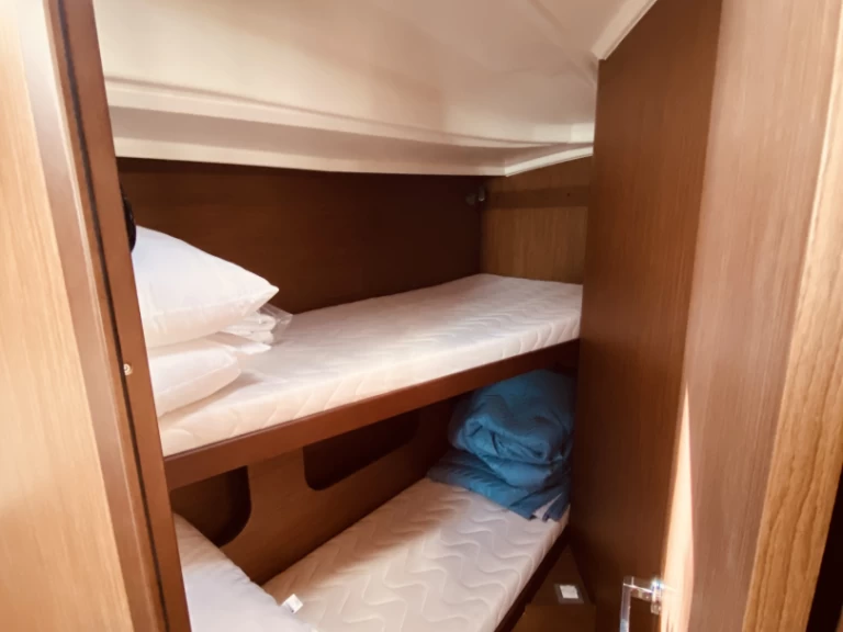 Hyr en Bénéteau Oceanis 40.1 Lefkáda 