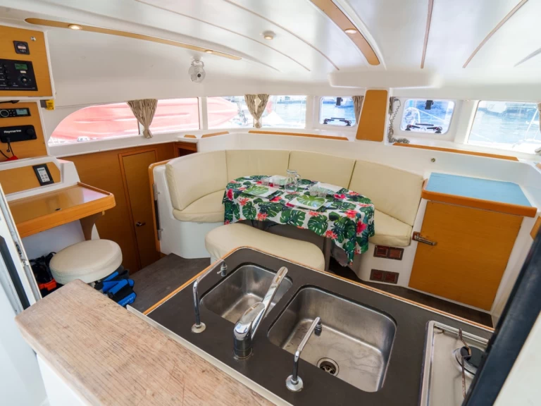 Lagoon Lagoon 380 S2 charter bareboat eller skeppad i Fa'anui