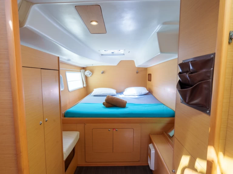 Lagoon Lagoon 380 S2 charter bareboat eller skeppad i Raiatea