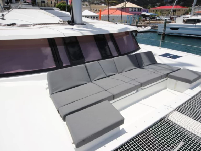 Fountaine Pajot Astrea 42 charter bareboat eller skeppad i Road Town