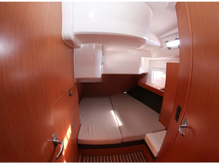 Hyra Segelbåt  med eller utan skeppare Bavaria Olbia 