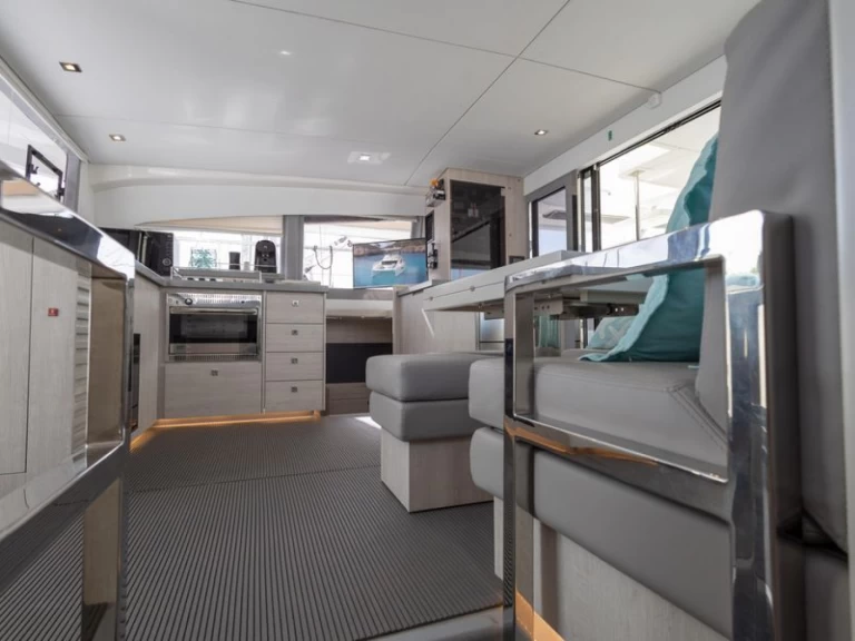 Leopard Leopard 43 Power Cat Full Equipe charter bareboat eller skeppad i Sant Antoni de Portmany