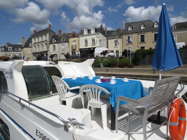 Nicols Yacht Confort Groupe 8-10 p. charter bareboat eller skeppad i Sablé-sur-Sarthe