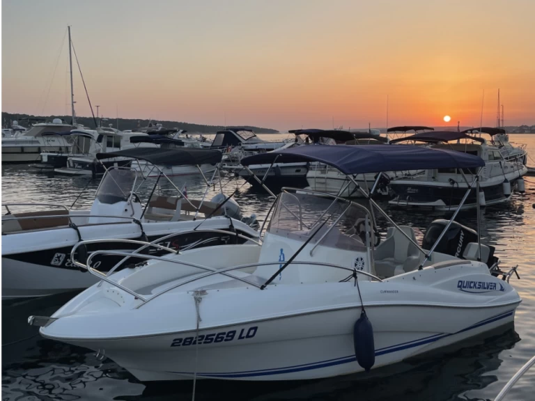 Uthyrning Motorbåt  Quicksilver med en båtlicens 