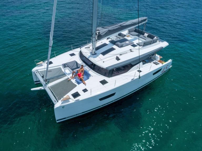 Fountaine Pajot Elba 45 charter bareboat eller skeppad i Bas du Fort