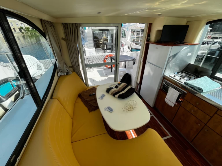Nicols Yacht Confort Couple XL 2-4 p. charter bareboat eller skeppad i Sablé-sur-Sarthe