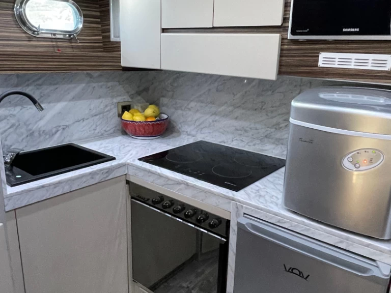 Lyx yacht för uthyrning Salerno till det bästa priset 