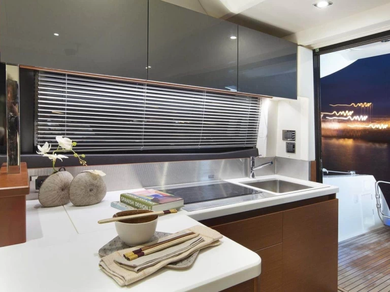 Prestige Prestige 450 Fly charter bareboat eller skeppad i Giardini-Naxos