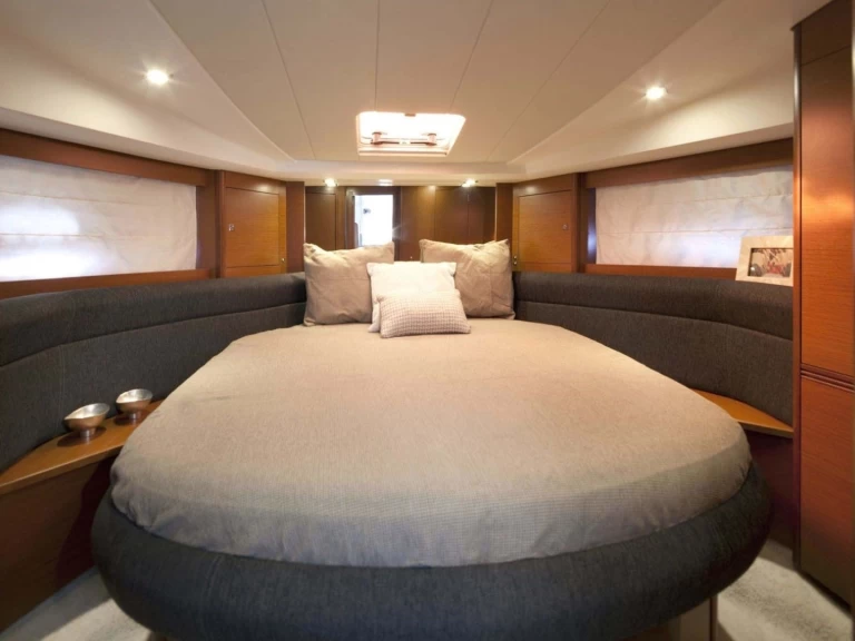 Prestige Prestige 440 S charter bareboat eller skeppad i Giardini-Naxos