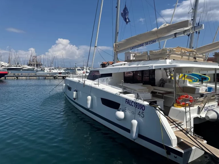 Fountaine Pajot Elba 45 charter bareboat eller skeppad i Cagliari