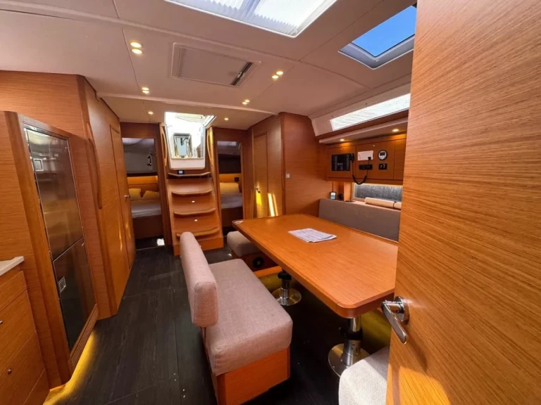 Dufour Dufour 470 charter bareboat eller skeppad i Procida