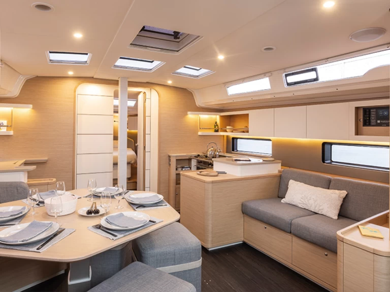 Dufour Dufour 44 charter bareboat eller skeppad i Palermo