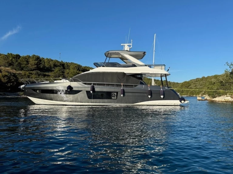 Hyr en Azimut Azimut 68 Podstrana 