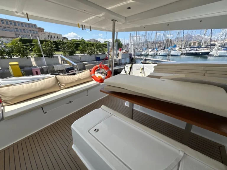 Fountaine Pajot Elba 45 charter bareboat eller skeppad i Palermo
