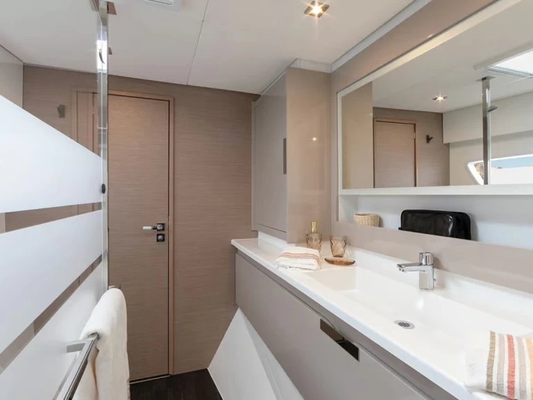 Hyra Katamaran  med eller utan skeppare Fountaine Pajot Procida 