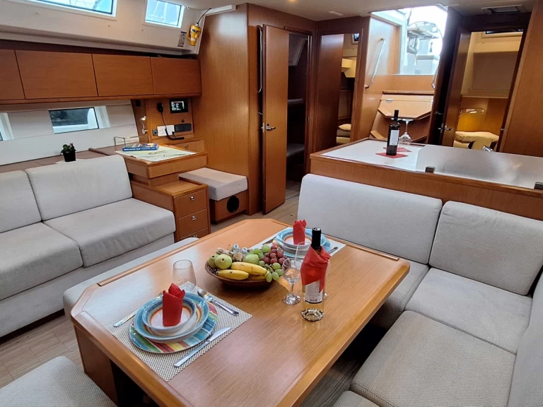 Hyra Segelbåt  med eller utan skeppare Bavaria Nikiána 