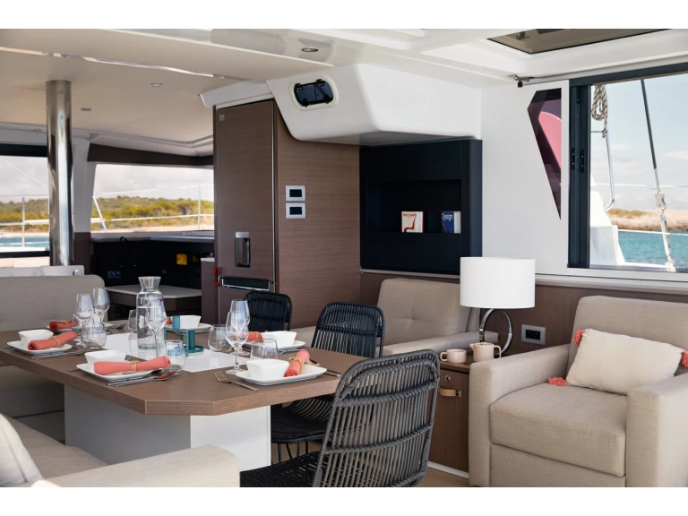 Bali Bali 4.2 Full Equipe charter bareboat eller skeppad i Sant Antoni de Portmany