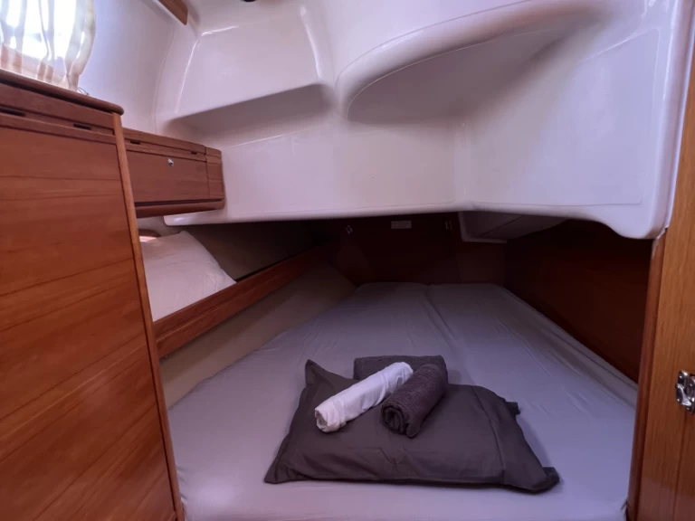 Bavaria Bavaria 39 Cruiser charter bareboat eller skeppad i Kavála