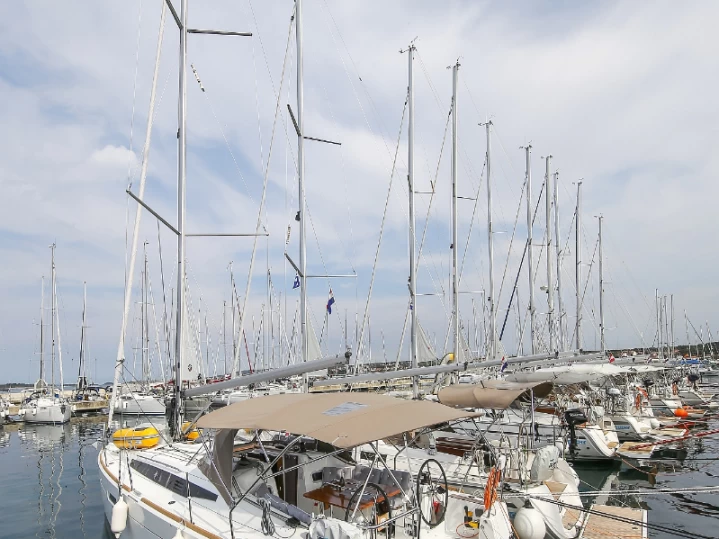 Uthyrning Segelbåt  Jeanneau med en båtlicens 