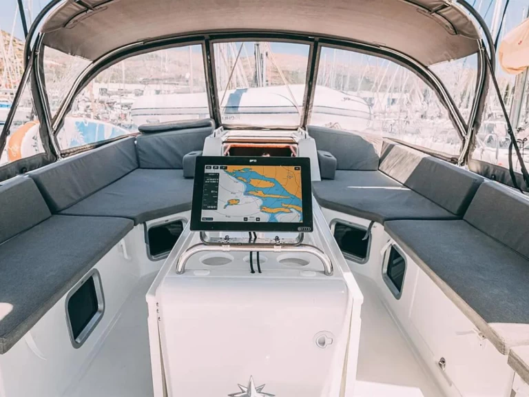 Hyra Segelbåt  med eller utan skeppare Jeanneau Le Marin 