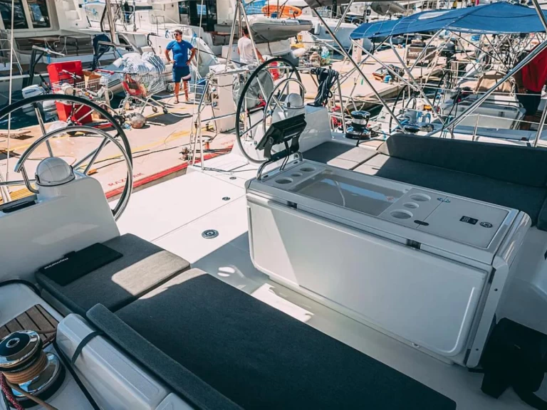 Uthyrning Segelbåt  Jeanneau med en båtlicens 