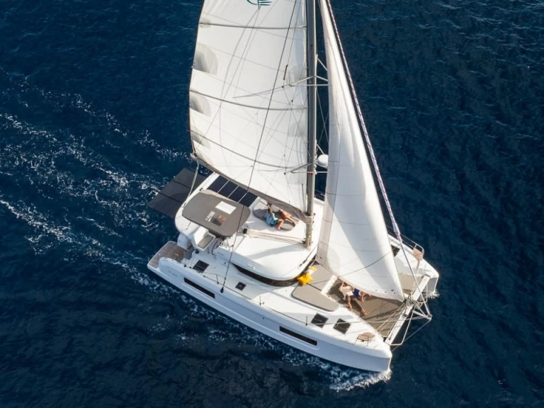 Lagoon Lagoon 38 - 3 + 2 cab. charter bareboat eller skeppad i Elliniko 