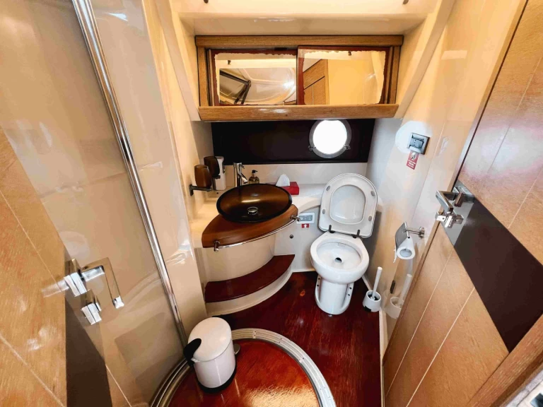 Azimut Azimut 50 charter bareboat eller skeppad i Dubai Marina