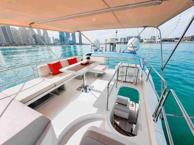Azimut Azimut 50 charter bareboat eller skeppad i Dubai Marina