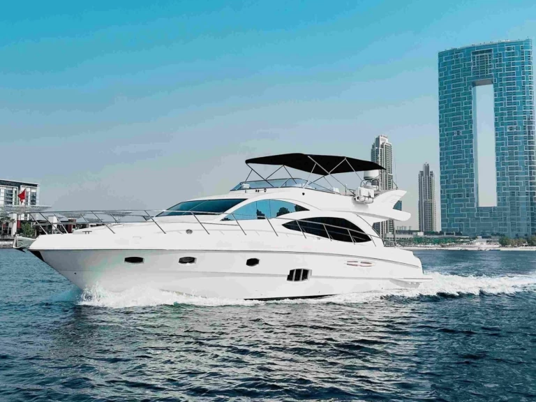 Hyra Lyx yacht med eller utan skeppare Majesty Yachts Dubai Marina 