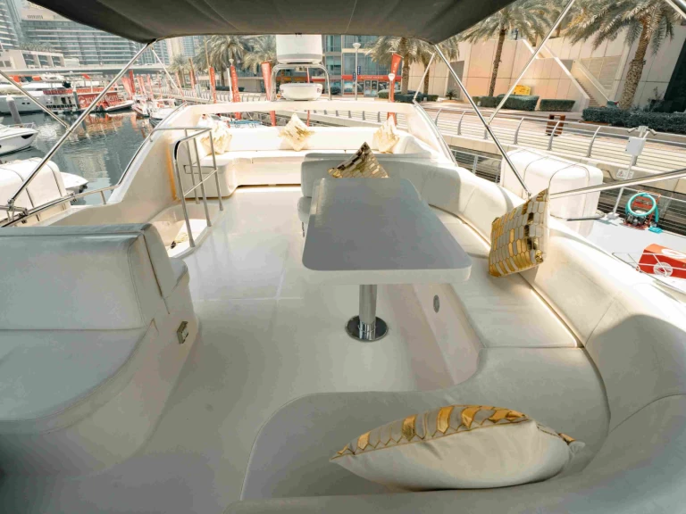 Majesty Yachts Majesty 62 charter bareboat eller skeppad i Dubai Marina